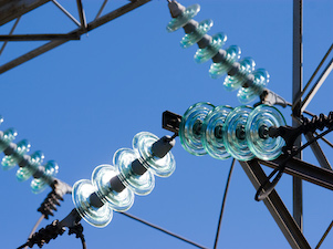 «ФСК ЕЭС» заменит более 200 изоляторов на магистральных ЛЭП в Новгородской области