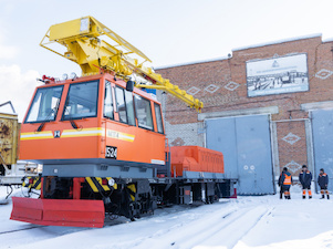 В «Беловопромжелдортранс» поступил новый универсальный погрузочно-транспортный мотовоз