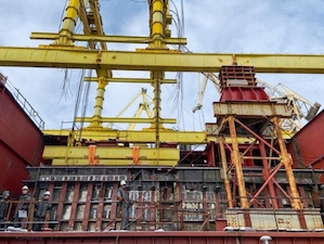 На борт атомного ледокола «Чукотка» погрузили баки металловодной защиты