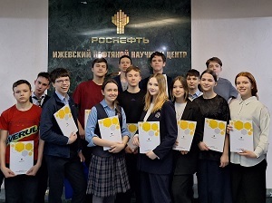 Школьники «Движения первых» посетили научный институт «Роснефти» в Ижевске