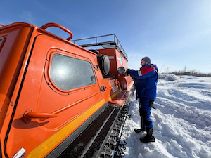 Как выбраться из снежной ловушки с помощью бревна: в «Оренбургэнерго» прошла тренировка машинистов вездеходной гусеничной техники