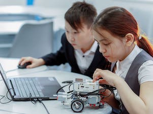 Данные масштабного опроса школьников показывают: престиж рабочих профессий растет