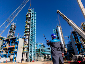 На Актауском битумном заводе смонтирована новая вакуумная колонна