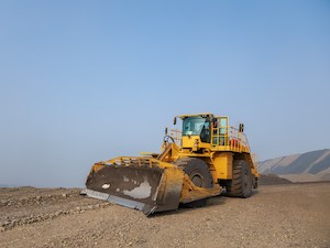 На угольный разрез «Кирбинский» в Хакасии поступил новый колесный бульдозер