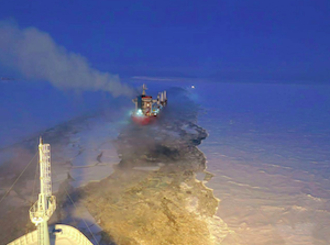 Атомный ледокол «Арктика» обеспечил первую в 2025 году постановку судна на ледовую площадку