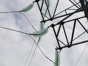 «Адыгейские электрические сети» оснастили птицезащитными устройствами высоковольтные ЛЭП в Апшеронском районе