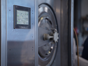 Ученые «Росатома» испытали на экспериментальной установке технологию безводной дезактивации спецодежды