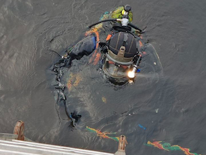 На Нижне-Туломской ГЭС водолазы ремонтируют забральную балку водоприемника