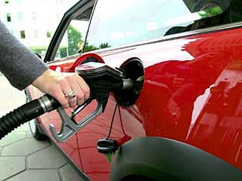 Бензин в России снова подешевел