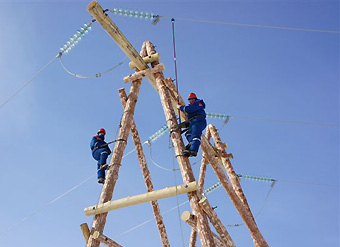 Энергетики реконструируют ЛЭП для золотодобывающего рудника