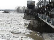 Через плотину Южно-Кузбасской ГРЭС прошел ледоход