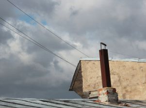 В деревне Поддубье пришлось сравнять с землей дом, построенный в опасной близости от ЛЭП