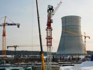 На стройплощадке ЛАЭС-2 монтируют краны для перемещения тяжеловесных грузов