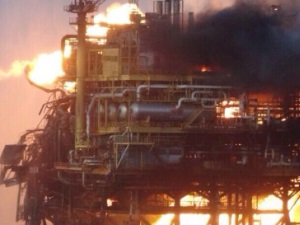 В Мексиканском заливе произошел взрыв на нефтедобывающей платформе