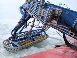 На «Приразломной» впервые в России протестировали оборудование для сбора нефти в ледовых условиях