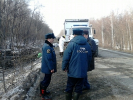 В Хабаровском крае спасатели собирают вылившуюся из трубопровода нефть