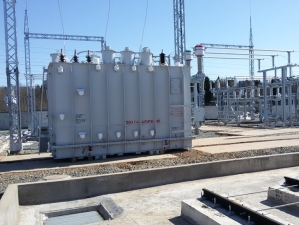 «Кировэнерго» монтирует трансформатор на строящейся подстанции «Урванцево»