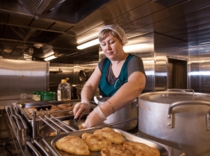 На атомоходе «Арктика» угостили проверяющую комиссию хлебом и котлетами