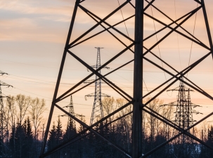 «Вологдаэнерго» установило новые опоры ЛЭП на отремонтированном участке федеральной трассы