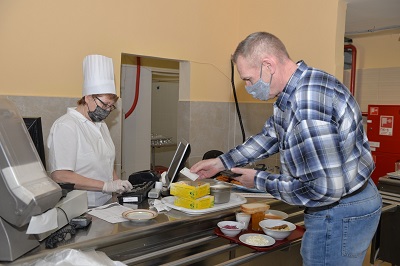 Повара Белоярской АЭС меняют маски и перчатки каждые 3 часа