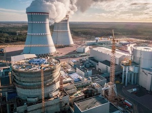 На стройплощадке Ленинградской АЭС-2 монтируют стометровую вентиляционную трубу