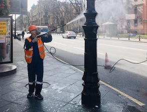 «Ленсвет» моет городские фонари