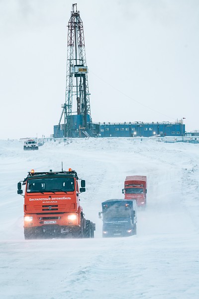 В Арктике внедряют беспилотные автомобили : 20 КАМАЗов - 1 водитель (видео)