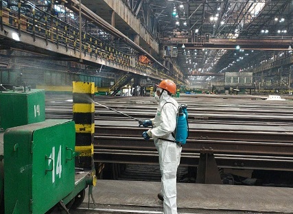 ЕВРАЗ на Урале использует спецоборудование для санитарной обработки производственных цехов