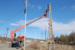 В Якутске неосторожный водитель сбил опору ЛЭП и оставил без света микрорайон ДСК