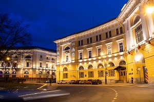 Световые проекции украсили фасад здания на площади Ломоносова в Санкт-Петербурге