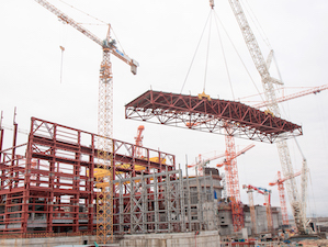 На Курской АЭС-2 монтируют кровлю здания турбины первого энергоблока