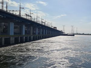 Волжская ГЭС открыла затворы водосливной плотины