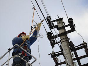 В Краснодарском крае и Адыгее сильный ветер обесточил более 80 тысяч человек