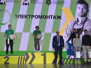 «Сахалинэнерго» вручило сертификаты на оплачиваемую стажировку участникам чемпионата «Профессионалы» в компетенции «Электромонтаж»