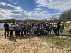 В Смоленске очистили от мусора берега Александровского озера