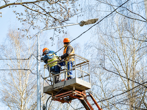 «Ленсвет» реконструирует наружное освещение на улице Буренина