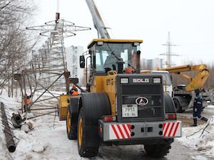 Нижневартовская «Горэлектросеть» демонтирует опоры ЛЭП на Северной