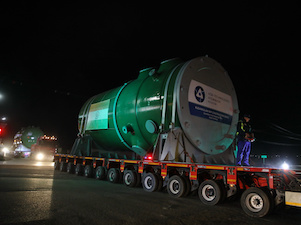 Атомные реакторы и парогенераторы для АЭС Индии и Китая доставлены на спецпричал для перегрузки на речные суда