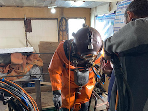 Водолазы обследуют подводный переход магистрального газопровода через реку Лена