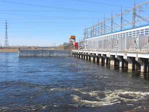 Воткинская ГЭС работает в режиме пропуска половодья