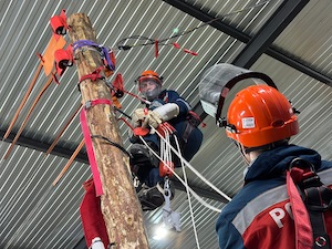 Сибирские энергетики учатся ремонтировать ЛЭП под напряжением