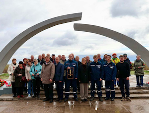 «Россети Ленэнерго» перенесли частицу Вечного огня от «Разорванного кольца» к «Рубежному камню»