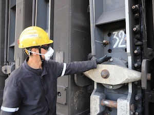 НТМК установил на коксовых батареях инновационные двери повышенной газоплотности