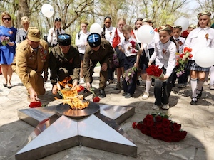 Вечный огонь в поселке Коммаяк Ставропольского края подключен к сетевому газу