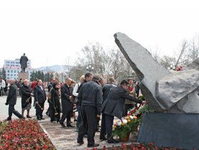 На Сахалине помянули погибший Нефтегорск