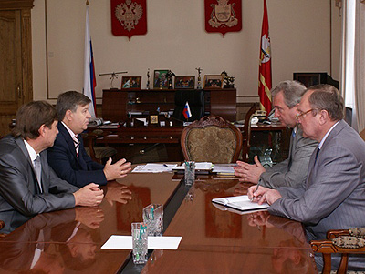 Генеральный директор ОАО «МРСК Центра» Евгений Макаров и губернатор Смоленской области Сергей Антуфьев провели рабочую встречу