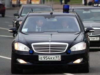 Водитель Шойгу хамит на дороге