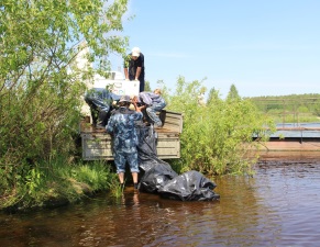 Рефтинская ГРЭС выпустила в водохранилище свыше 70 000 молоди стерляди