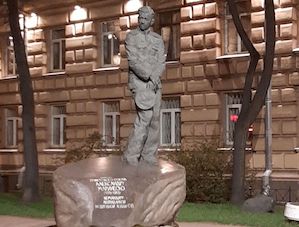 Ко Дню Победы оформлен подсветкой памятник Александру Маринеско