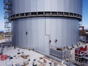 Наружная защитная оболочка реактора Ленинградской АЭС обшивается панелями разной толщины